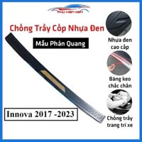 Ốp chống trầy cốp ngoài nhựa đen Innova 2017-2018-2019-2020-2021-2022-2023 mẫu phản quang chống xước trang trí xe