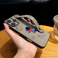 Ốp điện thoại có dây đeo tay họa tiết hoạt hình laser cho iPhone 12/13/14/15/16 ProMax, Crayon Shin-chan 15ProMax/16Pro/14Pro/12ProMax, thiết kế chống trượt bên cạnh, chân đế sáng tạo 16Plus/15Plus