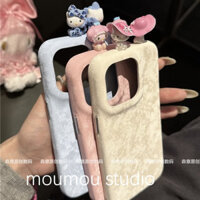 Ốp điện thoại nhung 3D hình mèo KT nằm, mẫu mới cho iPhone 16/15/14/13 Pro Max/12