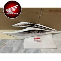 Ốp sườn trái WAVE S 110 2013 màu Trắng tím *R150* ( 64650K03V10ZB)