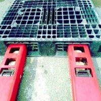 Pallet Nhựa Cũ Và Những Lưu Ý Khi Làm Việc Với Xe Nâng Tay
