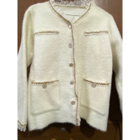 Pass áo dạ tweet mặc 1 lần ( mua hơn 300k), mặc rất sang, màu trắng ngà(ngoài đẹp hơn trong hình,cần video ib mình gửi)