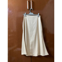 pass chân váy lụa midi màu kem