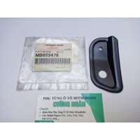 Pát kẹp gioăng cửa sau (Plate back door w/strip) Pajero V31 V32 V33 V43 V45 V46 MB669476