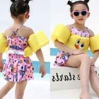 Phao tắm đi biển cho bé mẫu luồn tay và đeo vào người an toàn cho bé