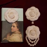 Pháp Retro Hepburn Trắng Hoa Hồng Cổ Điển Chanel Ngọc Trai Trâm Pin