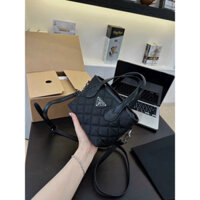 Prada dù đeo chéo