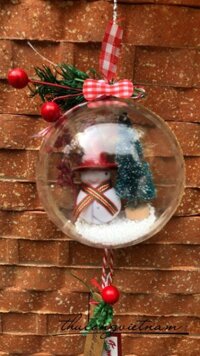 Quả châu trang trí cây thông và người tuyết