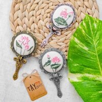 [QUÀ TẶNG Ý NGHĨA] Gương thêu tay kiểu dáng cổ điển chủ đề hoa sen, gương trang điểm mini handmade có cán cầm