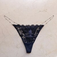 Quần lọt khe dây xích