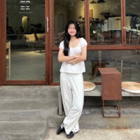 Quần ống rộng màu trắng hoạ tiết hoa nhí đen vibe Hàn Quốc