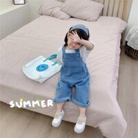 Quần yếm jean xanh dài ống suông dáng basic kèm áo phông trắng cho bé