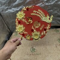 Quạt cầm tay cô dâu chụp hình ngày ăn hỏi mẫu quạt đỏ phượng hoa vàng t11/ 2024