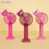 Quạt cầm tay tích điện mini Gấu Dâu Lotso màu hồng 3 cấp độ gió, quạt phun sương hơi nước để bàn