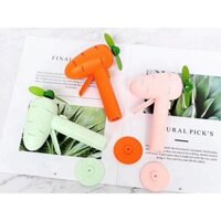 Quạt mini cầm tay hình cà rốt với hình thù dễ thương, cánh quạt mềm an toàn khi sử dụng 7050 Mr. Bon