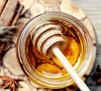 Que gỗ lấy mật ong