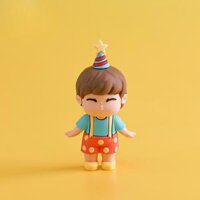 Que kute SLC BÉ TRAI ÁO XANH QUẦN CHẤM BI ĐỘI MŨ SINH NHẬT