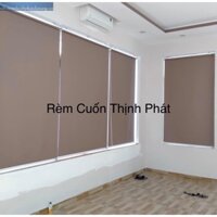 Rèm cuốn kéo tay che nắng cửa sổ trong nhà