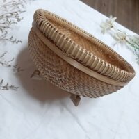 Rổ tre có đế hình tròn đan kín ở giữa