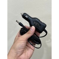 sạc máy hút sữa Medela Pump trên oto xe hơi