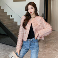 (sẵn) Áo khoác dạ tweed màu trắng hồng đính tua rua mềm phối cúc đồng sang chảnh