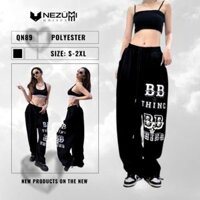 (Sẵn Đen) Quần jogger đen trắng suông ống rộng in chữ 1 bên hiphop sexy dance Hàn Quốc