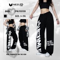 (Sẵn đen) Quần jogger đen trắng suông ống rộng rút dây gấu in chữ 2 bên hiphop sexy dance Hàn Quốc
