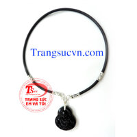 Sản phẩm mặt dây chuyền phật di lặc đá thiên thạch thiên nhiên bọc bạc đeo cùng dây cao su bọc bạc  Loại sản phẩm: Mặt phật di lặc đá thiên thạch màu đen bọc bạc ta ( Bạc 92,5%Ag)