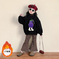[Sản phẩm Mới] Bộ đồ hai mảnh dành cho bé gái Bộ đồ hai mảnh phong cách Hàn Quốc cô gái dễ phối đồ phong cách phương Tây hoạt hình một mảnh áo len nhung phù hợp với mùa thu và mùa đông trẻ em thêu cộng với quần da báo