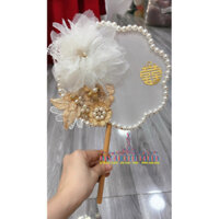 [SẴN SHIP LIỀN] QUẠT LƯỚI CẦM TAY CÁN GỖ HANDMADE ĐÍNH HOA REN TRẮNG PHONG CÁCH TRUNG HOA CHO CÔ DÂU, ĐI TIỆC, ĐÁM HỎI