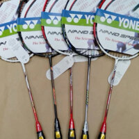 Set 2 chiếc vợt cầu lông Yonex căng sẵn tặng kèm quả cầu