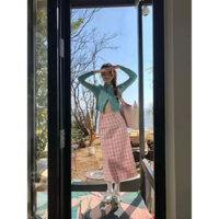 Set áo len cardigan xanh lá dáng ngắn phối cùng chân váy hồng dáng dài kẻ caro xinh xắn