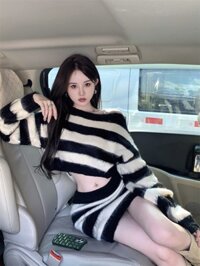 Set Áo Len Dài Tay Trễ Vai Dáng Croptop Và Chân Váy Ngắn Ôm Kể Ngang Đen Trắng Siêu Trẻ Trung, Cá Tính