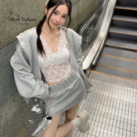 Set áo ren nơ trắng + áo khoác nỉ + chân váy xám trẻ trung, dễ mặc dễ phối phong cách nhẹ nhàng