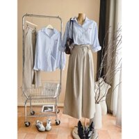 SET ÁO SƠ MI XANH SỌC TRẮNG FORM RỘNG THÊU CHÓ XÚC XÍCH ĐỎ TAY DÀI + QUẦN TÂY XÁM SỌC ĐEN SUÔNG ỐNG RỘNG THẮT NƠ EO (TH)