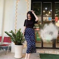 Set áo thun đen + chân váy hoa nhí xẻ