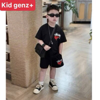 set áo thun stusssy trái tim + quần cộc bé trai , bộ áo phông quần short trẻ em unisex , kid genz