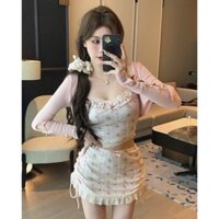 SET ÁO THUN TĂM TRẮNG HOA NHÍ CROPTOP 2 DÂY BÈO NGỰC + ÁO KHOÁC HỒNG TAY DÀI ĐÍNH NƠ + CHÂN VÁY BÈO REN RÚT DÂY NƠ (TH)