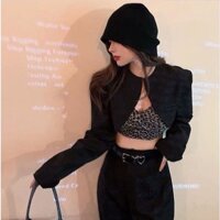 Set áo vest đen và áo croptop da beo