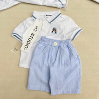 SET BỘ ÁO POLO TRẮNG VIỀN XANH THÊU GẤU QUẦN ĐÙI KẺ XANH BẢNH BAO CHO BÉ TRAI.