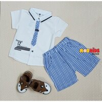Sét bộ bé trai gồm áo phông có cổ liền cà vạt sọc xanh, kèm quần short