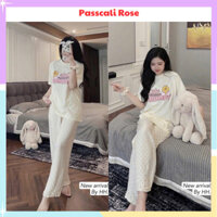 Set bộ đồ nữ gồm áo phông form dáng rộng, hoạ tiết in trước ngực xinh xắn mix quần dài chấm bi phối viền ren hot hit