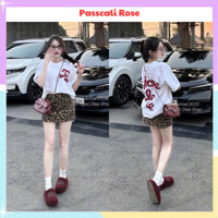 Set bộ nữ gồm áo phông form rộng hoạ tiết in chữ đỏ mix cùng chân váy ngắn báo