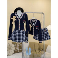 Set đồ siêu dễ thương với áo len xanh pastel kèm chú gấu kết hợp chân váy ngắn caro