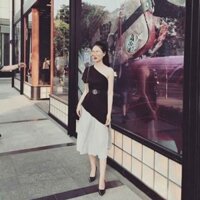 Set lệch vai đen + chân váy xám xanh sang chảnh