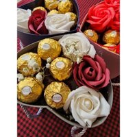 Set quà tặng socola Ferrero kèm hoa hình trái tim