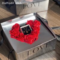 Set quà tặng Valentine cực ngọt ngào bao gồm 1 hộp trang sức titan cao cấp kèm hoa sáp đựng trong hộp mica trong suốt