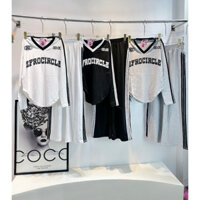 Set sọc viền gồm áo thun cổ V tay dài phối quần dài lưng thun