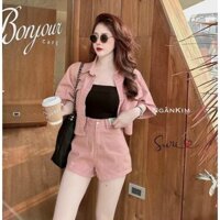 Sét thời trang nữ, sét ba món chất kaki cổ sơ mi tay ngắn đính nút phối túi kèm lót dáng quần đùi tone màu hồng nhạt