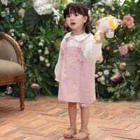 Set váy bé gái áo sơ mi cổ sen phối váy yếm thêu phong cách hàn quốc M37